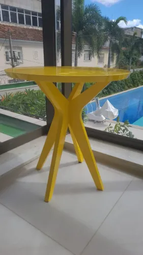 Mesa de canto - laca amarela