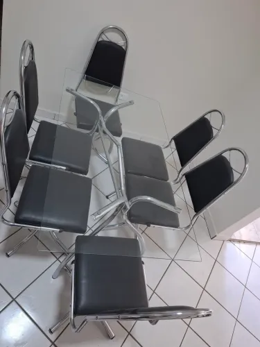 Mesa com tampo de vidro e 6 cadeiras giratória 