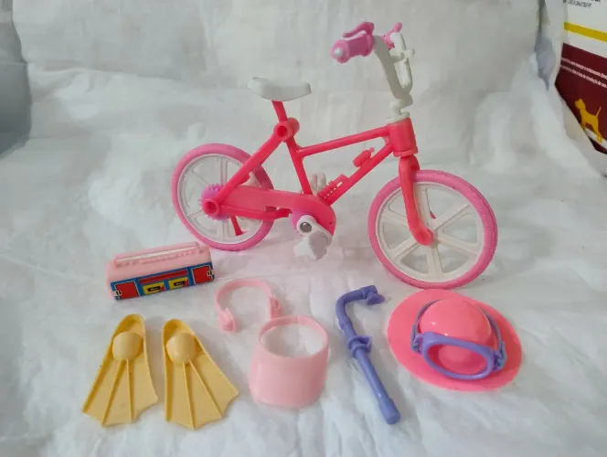 Bicicleta Brinquedo com acessórios para brincar com Barbie Susi e etc 