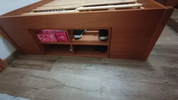 Cama de madeira com Nichos