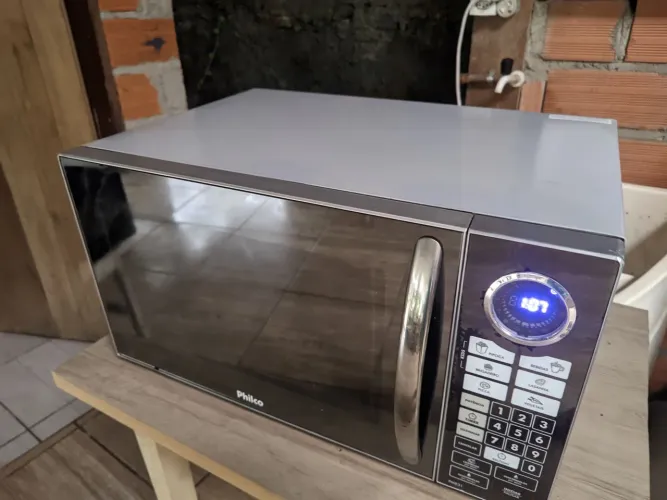 Microondas Panasonic 34L funcionando perfeitamente.
