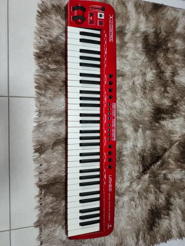 Teclado controlador midi UMX 610 behringer