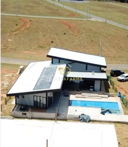 Casa à Venda no Lago Corumbá 4 ; 4 Suítes, Piscina e Vista para o Lago
