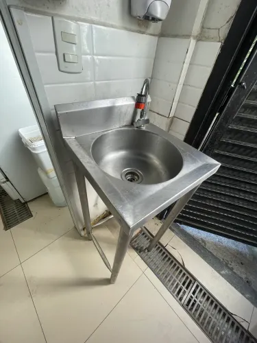LAVATÓRIO INDUSTRIAL EM AÇO INOXIDÁVEL