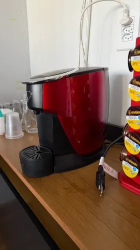 Cafeteira 3 corações com suporte de cápsulas