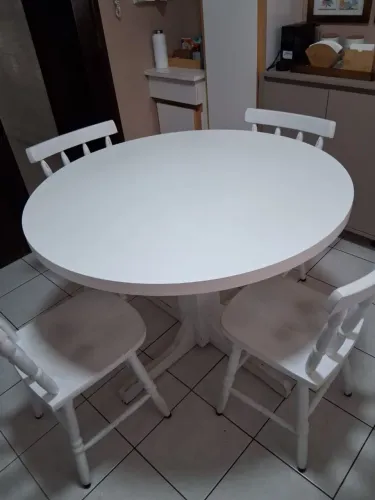 Mesa redonda em madeira com 4 cadeiras- tampo 105 cm de diâmetro. 