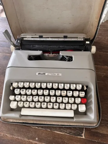 Maquina de escrever Olivetti lettera 35