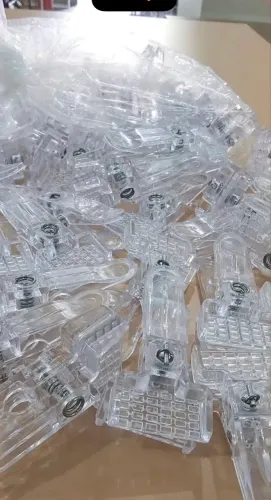 Presilha de cabide em acrílico