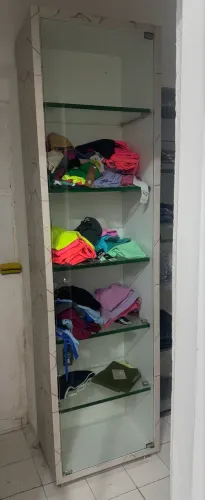 Estante com porta de vidro 