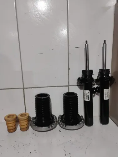 Par de amortecedores dianteiros originais BMW X1 seminovos 