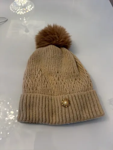 Gorro de tricô com pompom bege 