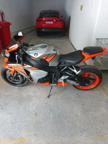 Honda CBR 1.000RR laranja e prata
