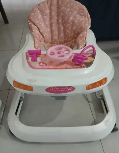 Vendo Andador para Menina em Excelente Estado<br>**Toca Musiquinha e Tem Luz<br>R$190,00