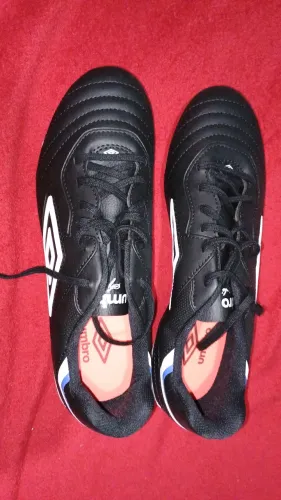 Chuteira original nova da umbro campo número 41