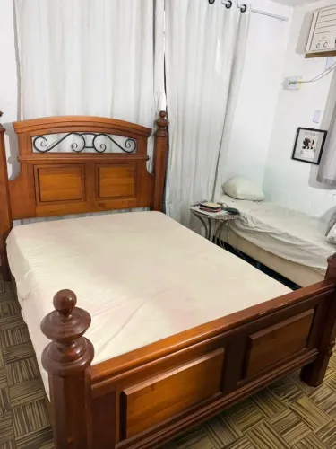 Cama de casal em madeira maciça