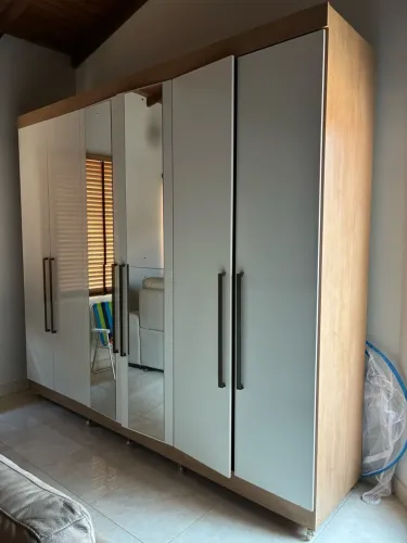 Guarda-roupa grande 6 portas, espelhos, 6 gavetas e rodízios - R$ 1.200