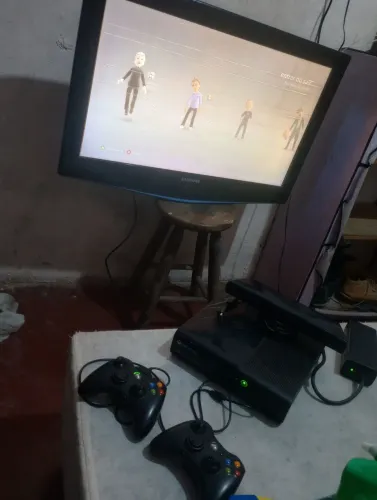 Kit Xbox 360 E Completo + Kinect + 2 Controles + 21 Jogos no HD (250GB)