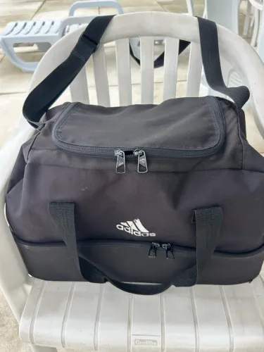 BOLSA DA ADIDAS PROFISSIONAL SERVE COMO MALA DE VIAGEM TEM DUAS PARTES