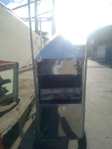 Carro de cachorro quente e churrasco