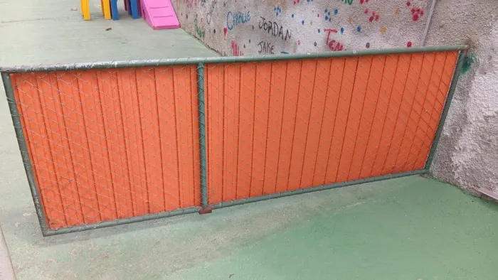 Portão de ferro tela fechado.