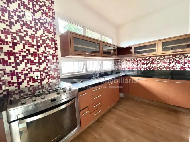 Casa padrão de 235m² com 04 quartos sendo 04 suítes disponível para locação e venda - Alto