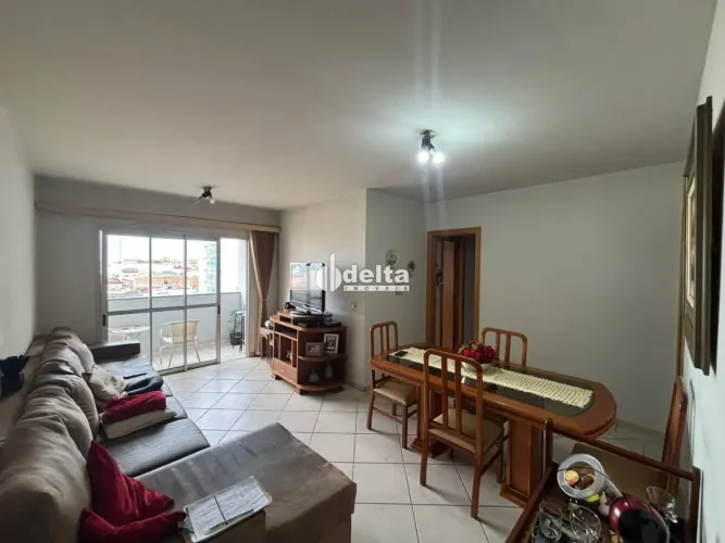 Apartamento com 4 quartos, sendo uma suíte disponível para venda no bairro Martins em Uber