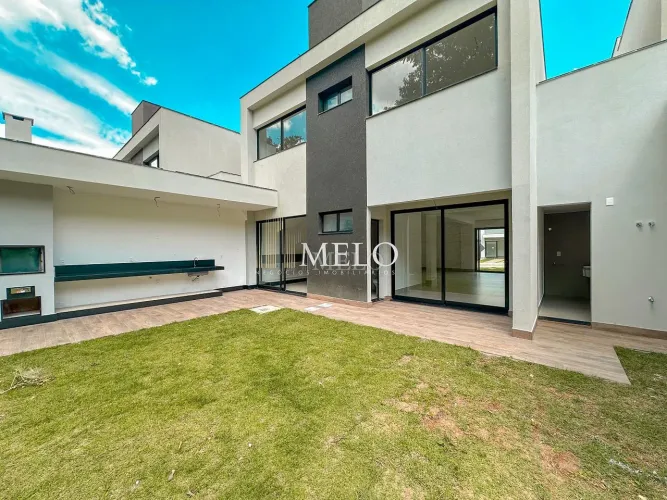 Belíssima Casa à Venda por R$2.200.000,00 no Condominio Lares da Mata