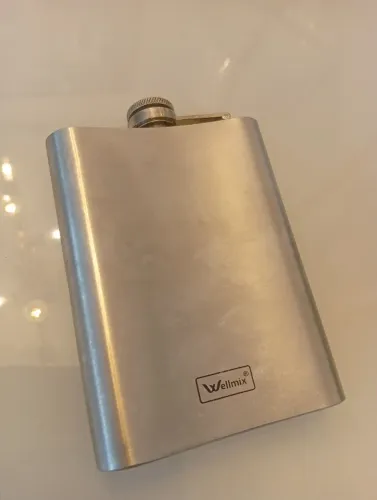 Garrafa de bolso em metal