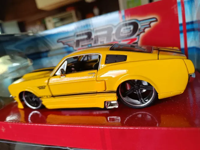 Ford Mustang GT 1967 Miniatura