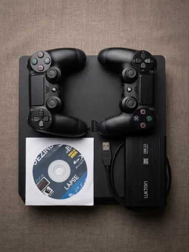 ? PS4 Slim Destravado (Versão 12) + 2 Controles + HD Externo 500GB