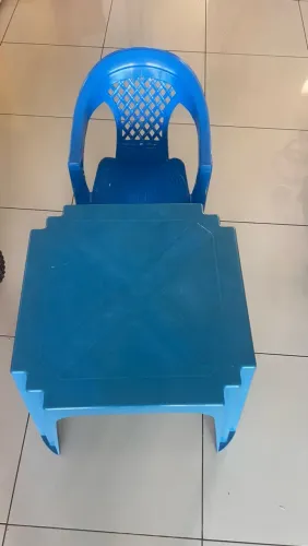 vende se kit mesa e cadeira de plástico