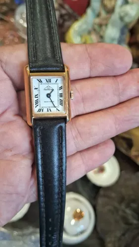 relógio de pulso Mondaine feminino estilo tank, antigo e com funcionamento a corda.