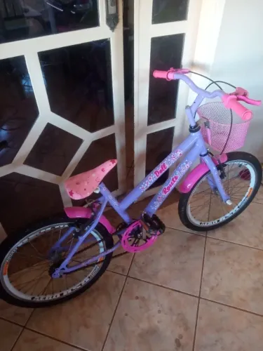 Bicicleta aro 20, praticamente nova.