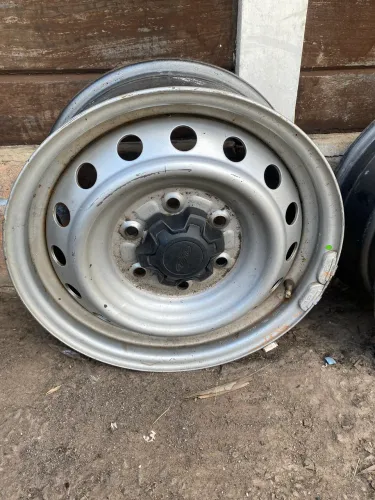 Roda Ford Ranger original aro 16 com furação 6x139. 
