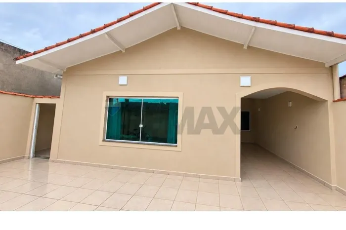 Casa térrea com 3 dormitórios a 700 m da praia em Peruíbe