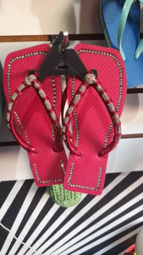 Sandália Personalizada com Miçangas Rosa Brilhante