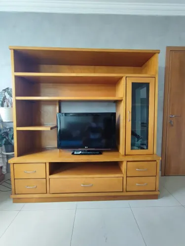 Rack de madeira com armários e gavetas para televisão e sala 