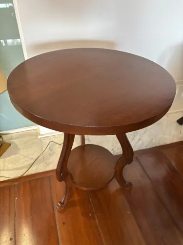 Mesa Lateral Redonda em Madeira Maciça