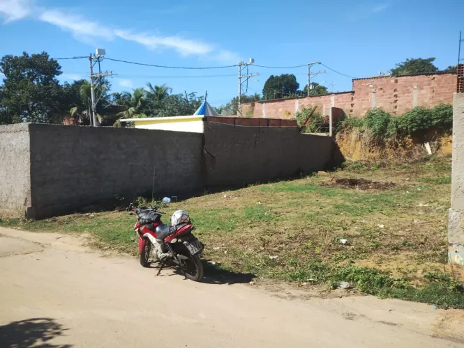 Vende se este terreno