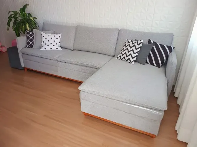 Sofá de Canto 3 metros com Chaise em Linho e detalhe Madeira