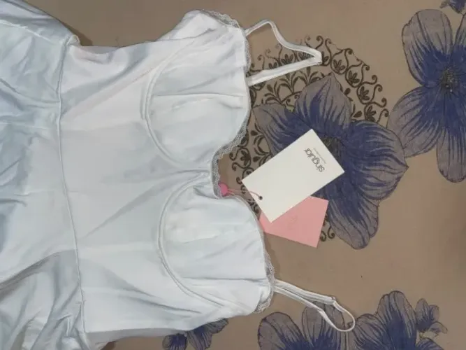 Vestido branco rodado da marca Singular.