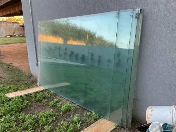 Vidros, 7 placas de 1,60 x 2,50 de 10 mm, sendo dois ainda mais altos, ou seja, 28 m2