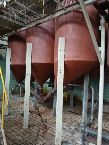 Silos reservatórios tanques fundo cónico aço carbono cap 2.200 L ( SEM USO)