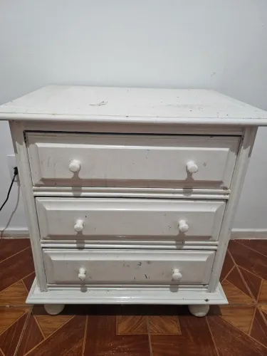 cômoda de madeira maciça em tom branco envelhecido