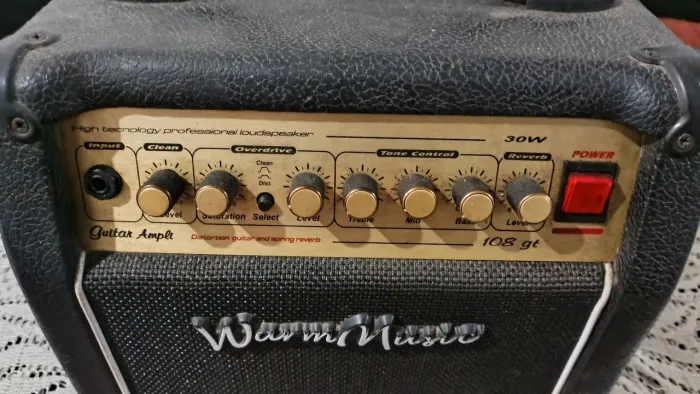 Caixa amplificada para guitarra e baixo Warm music