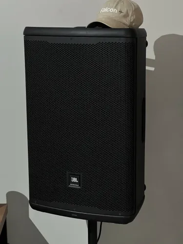 Caixa ativa JBL EON715 estado de nova 