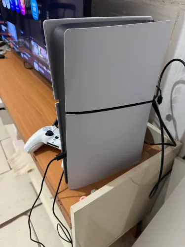 Ps5 slim, 2 controles.