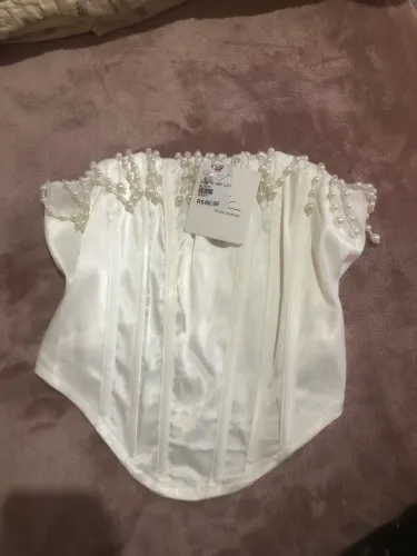 Corset branco com detalhes em pérolas