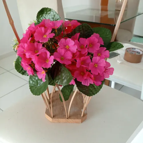 Cestinha de Bambu com Flores artificiais 