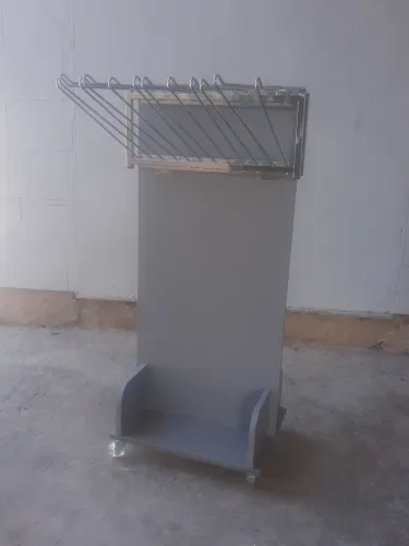 Calçeiro com rodízio para mostruário de loja